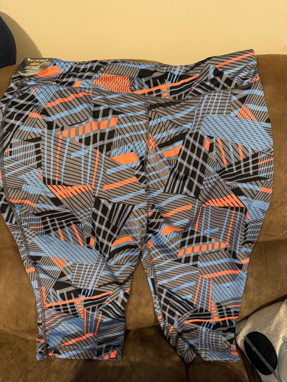 be inspired Women’s ' Black, Blue & Orange Geometric Capri Leggings